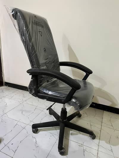 Executive Office Chair – Like New | 5 Chairs Available