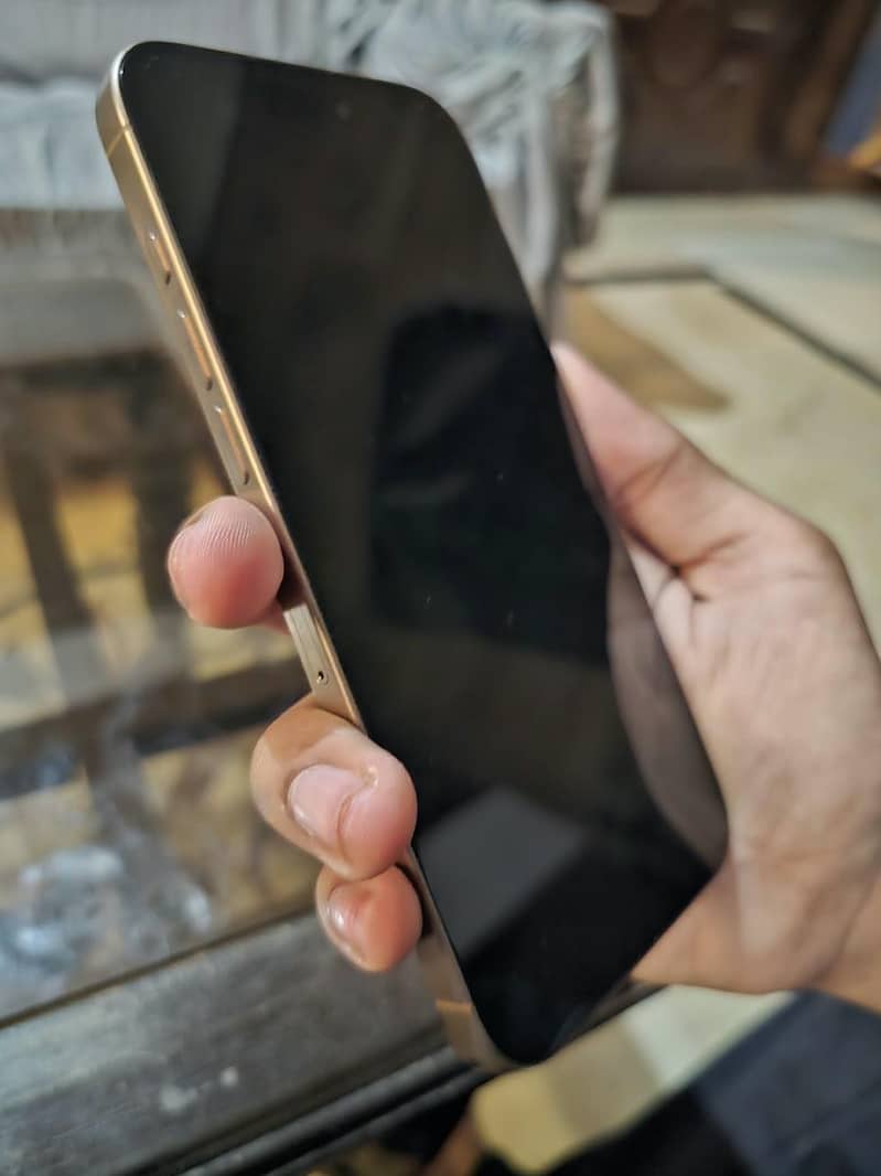 Apple iPhone 16 Pro Max 0