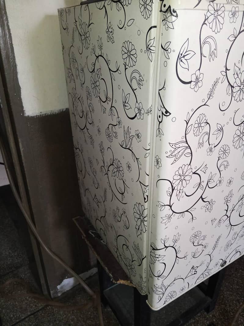 mini size fridge 1