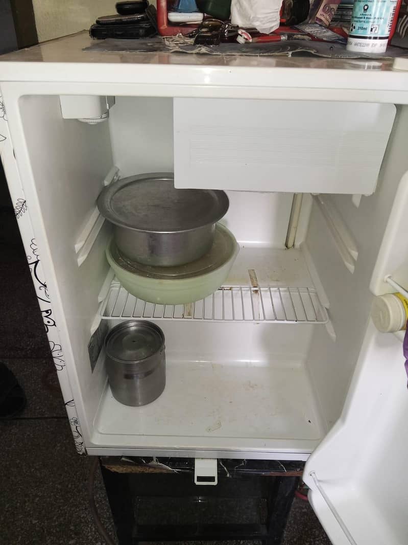 mini size fridge 2