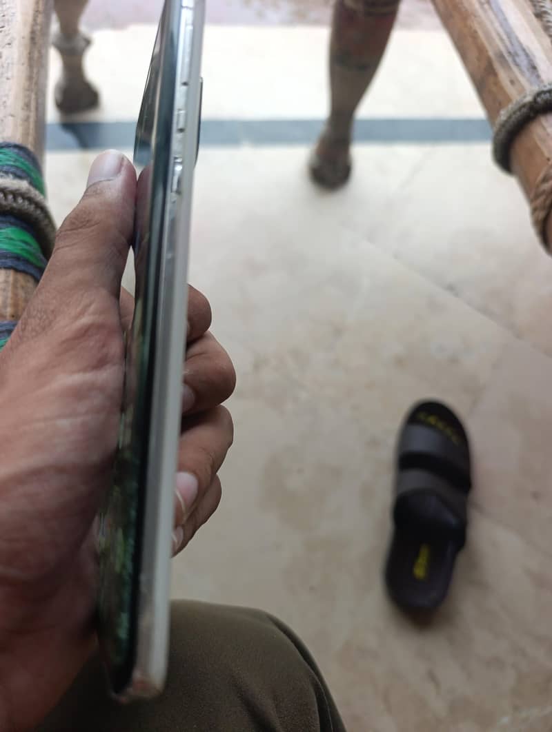Sharp Aquos Zero6 1