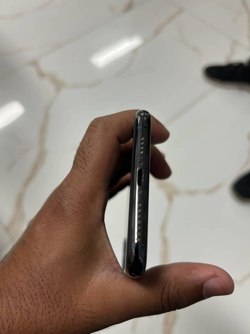 Apple iPhone 11 Pro Max 4
