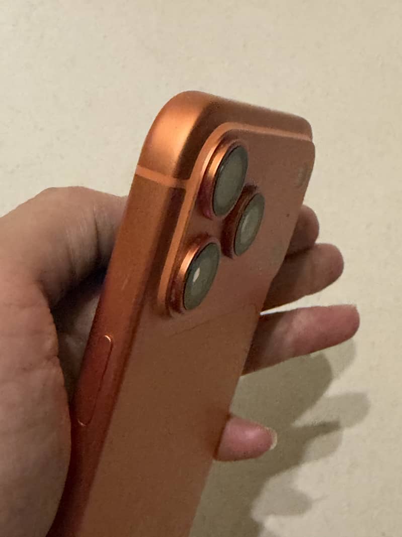 Apple iPhone 17 Pro Max 4