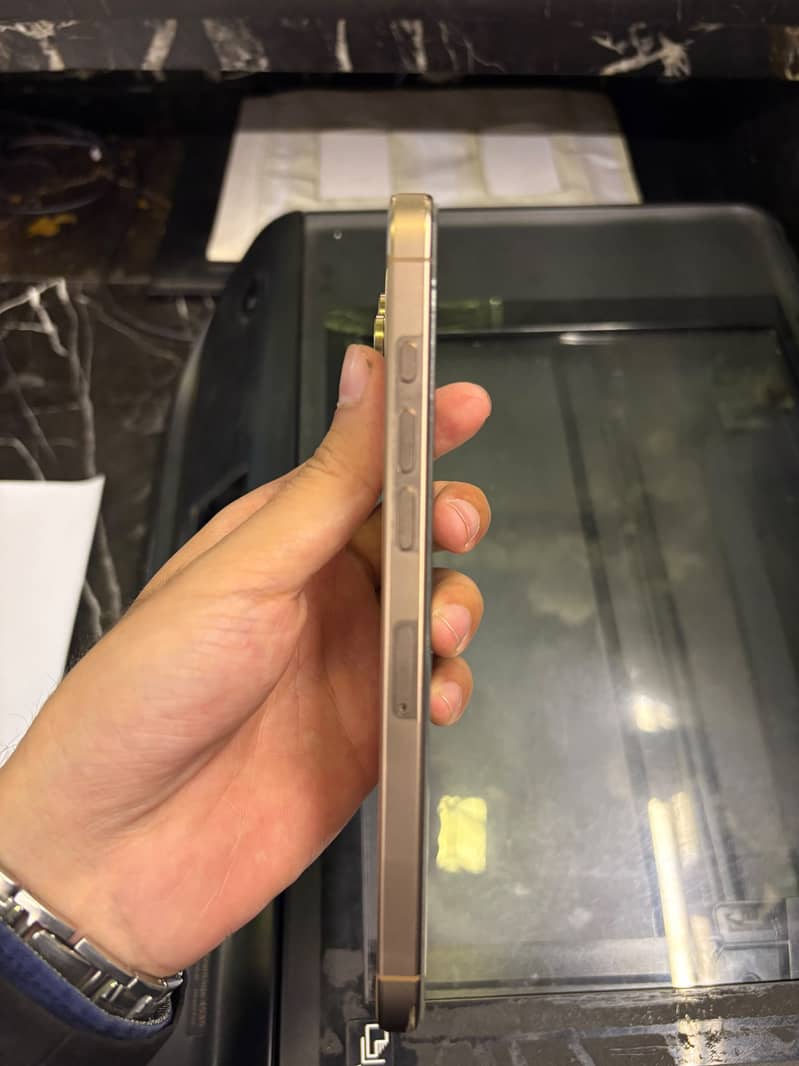 Apple iPhone 16 Pro Max 1