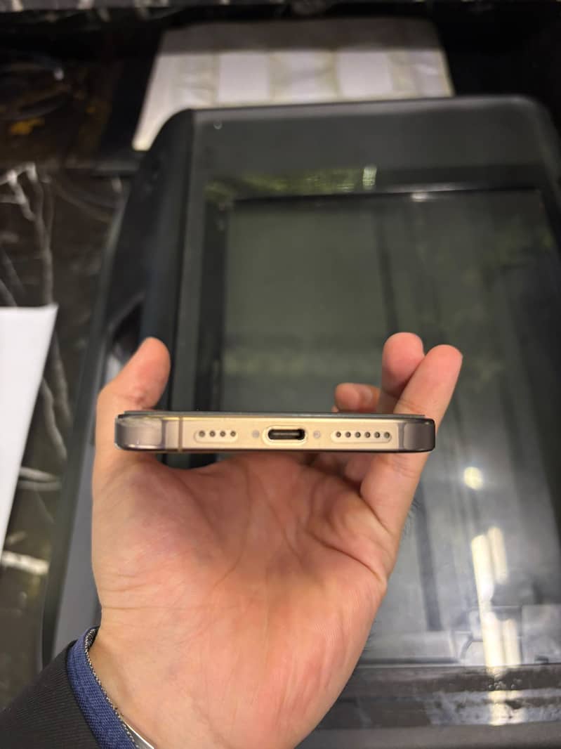Apple iPhone 16 Pro Max 3