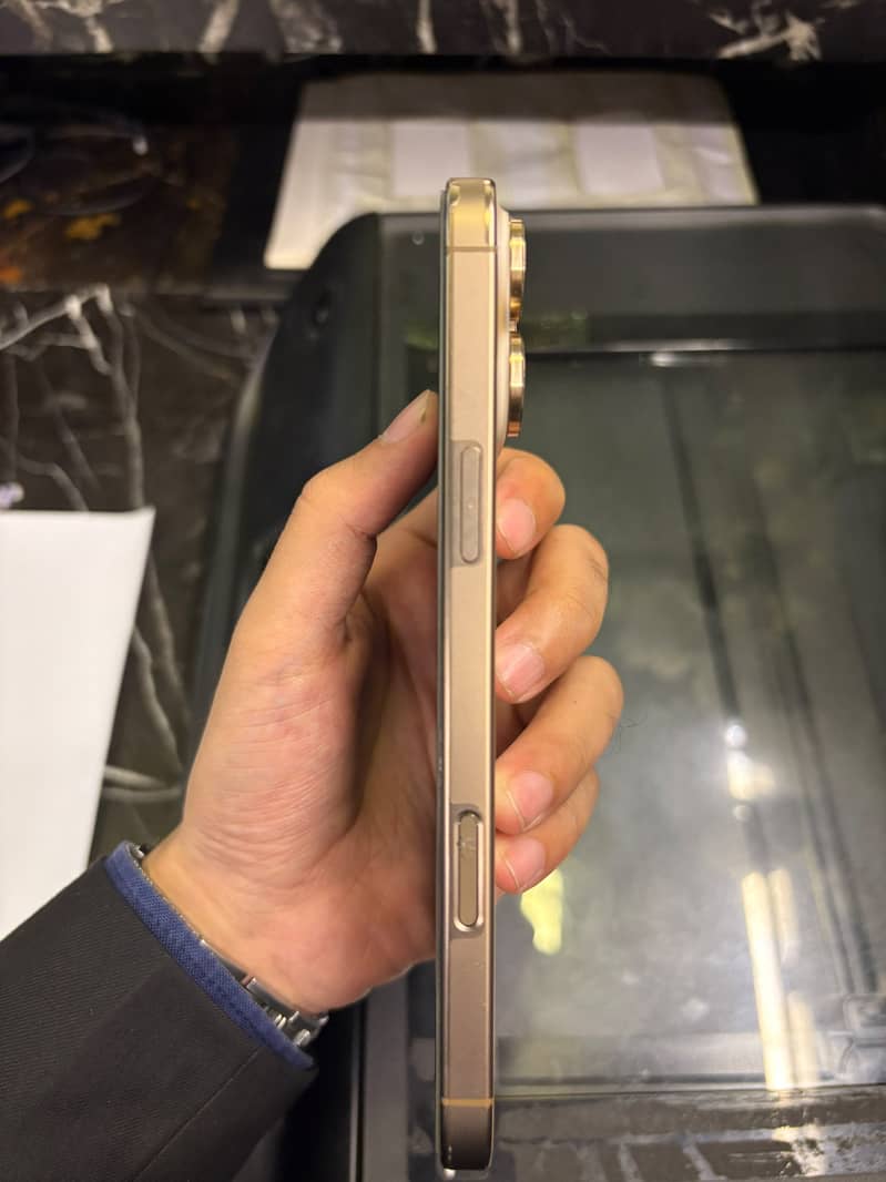 Apple iPhone 16 Pro Max 4