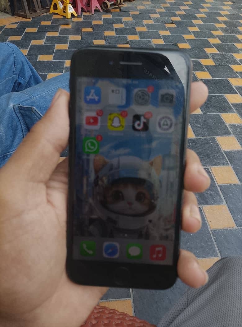 Apple iPhone 7 0