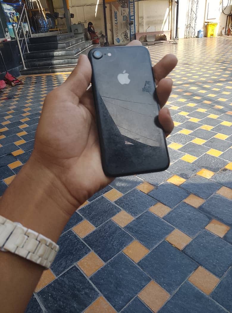 Apple iPhone 7 2