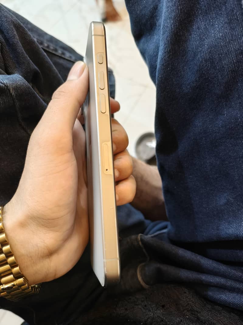 Apple iPhone 15 Pro Max 2