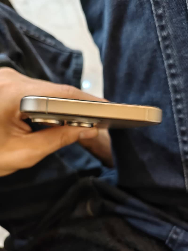 Apple iPhone 15 Pro Max 4