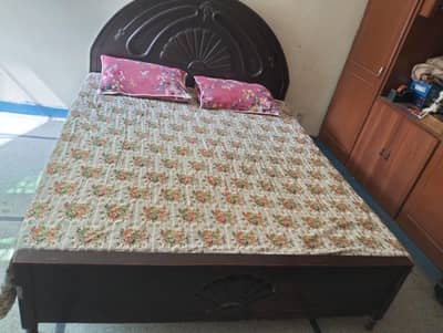 Good condition queen bed size 80×66