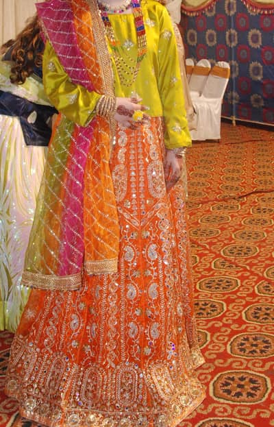 mehndi lehnga