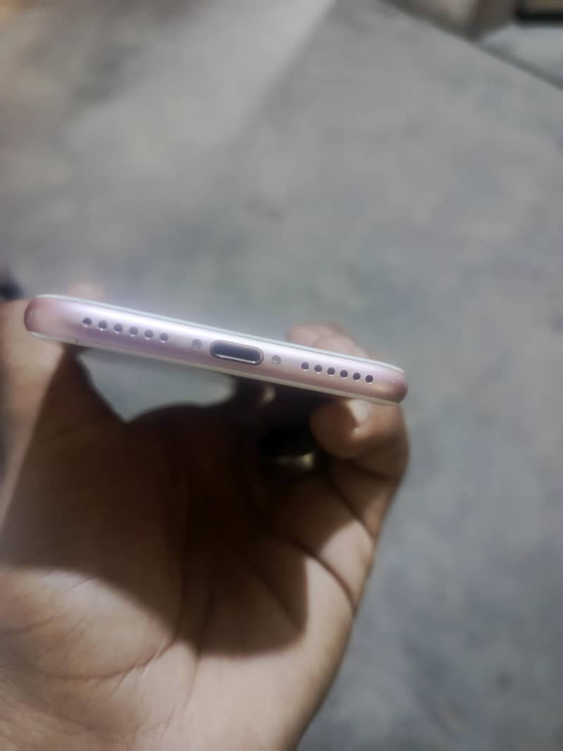 Apple iPhone 7 3