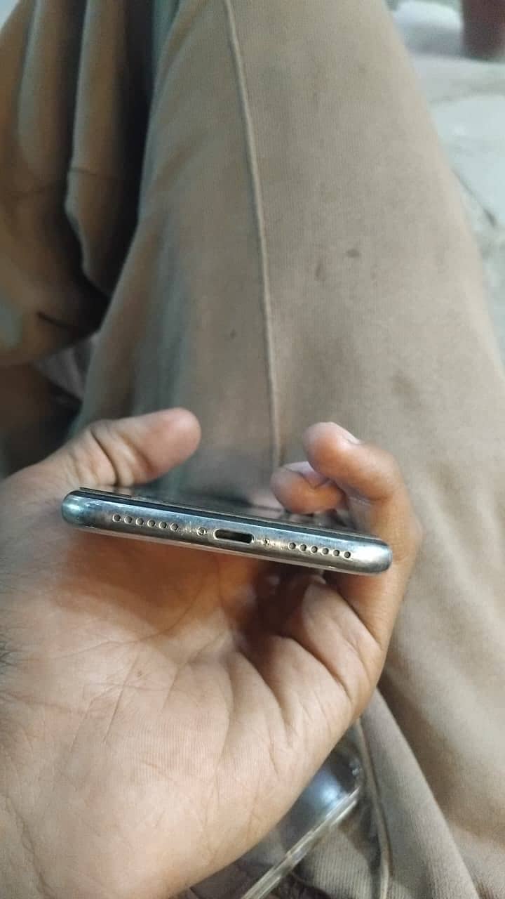 Apple iPhone X 4