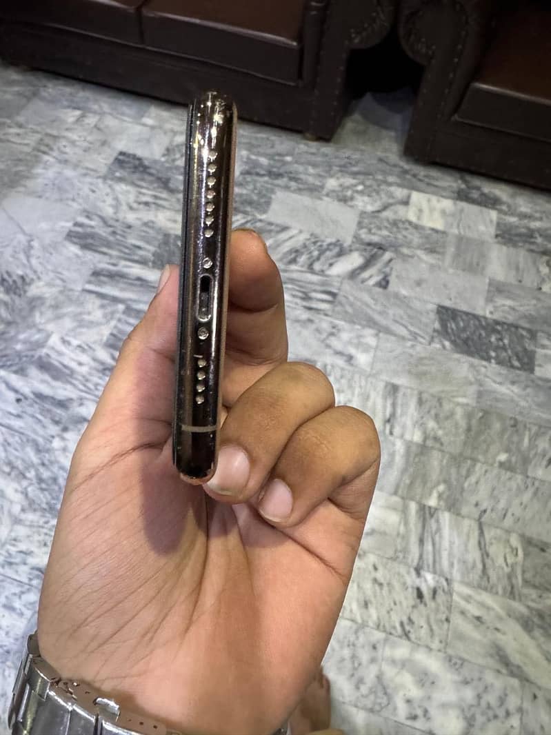 Apple iPhone 11 Pro Max 4