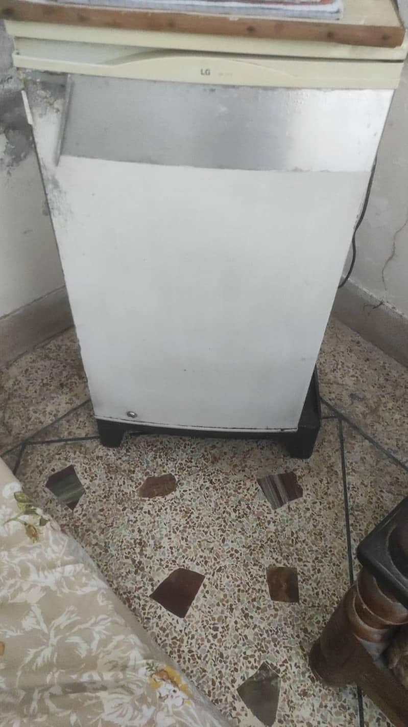 Room fridge 0