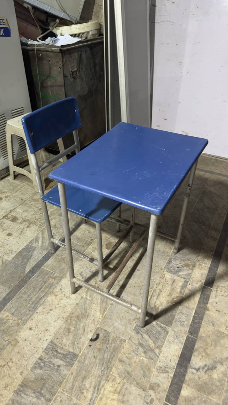 Large chair / table 0