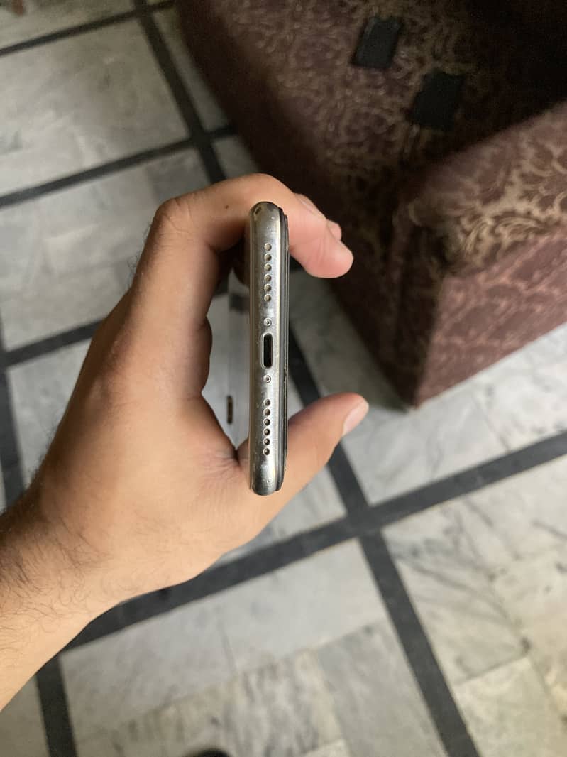 Apple iPhone X 4