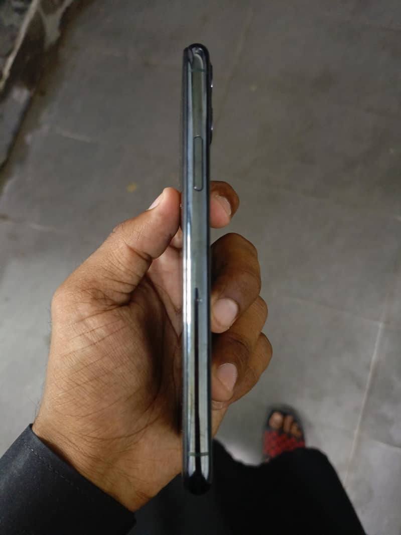 Apple iPhone 11 Pro 4
