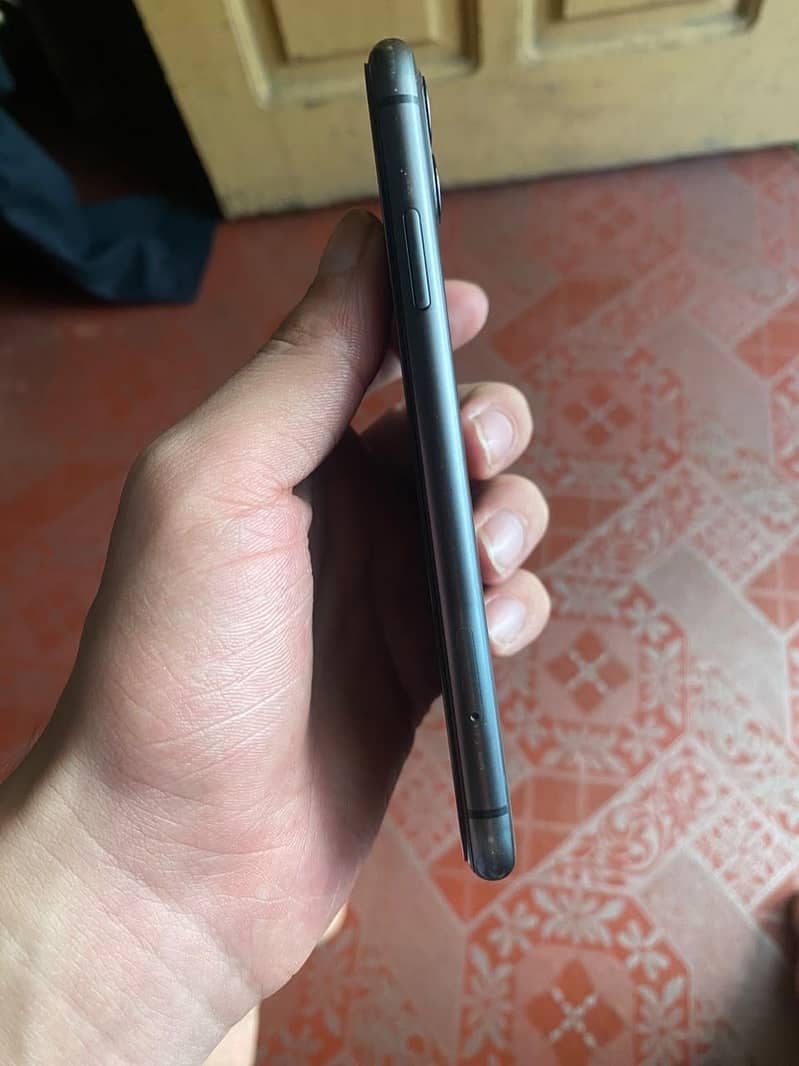 Apple iPhone 11 4