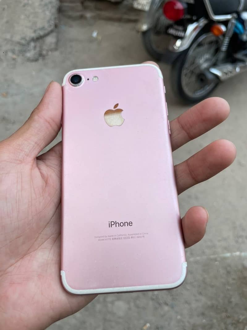 Apple iPhone 7 0