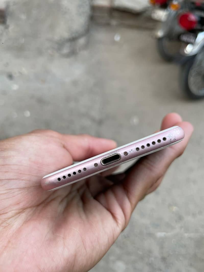Apple iPhone 7 3