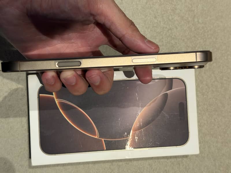 Apple iPhone 16 Pro Max 4