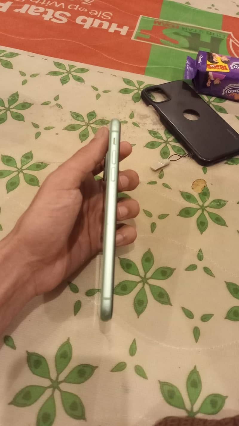 Apple iPhone 11 4