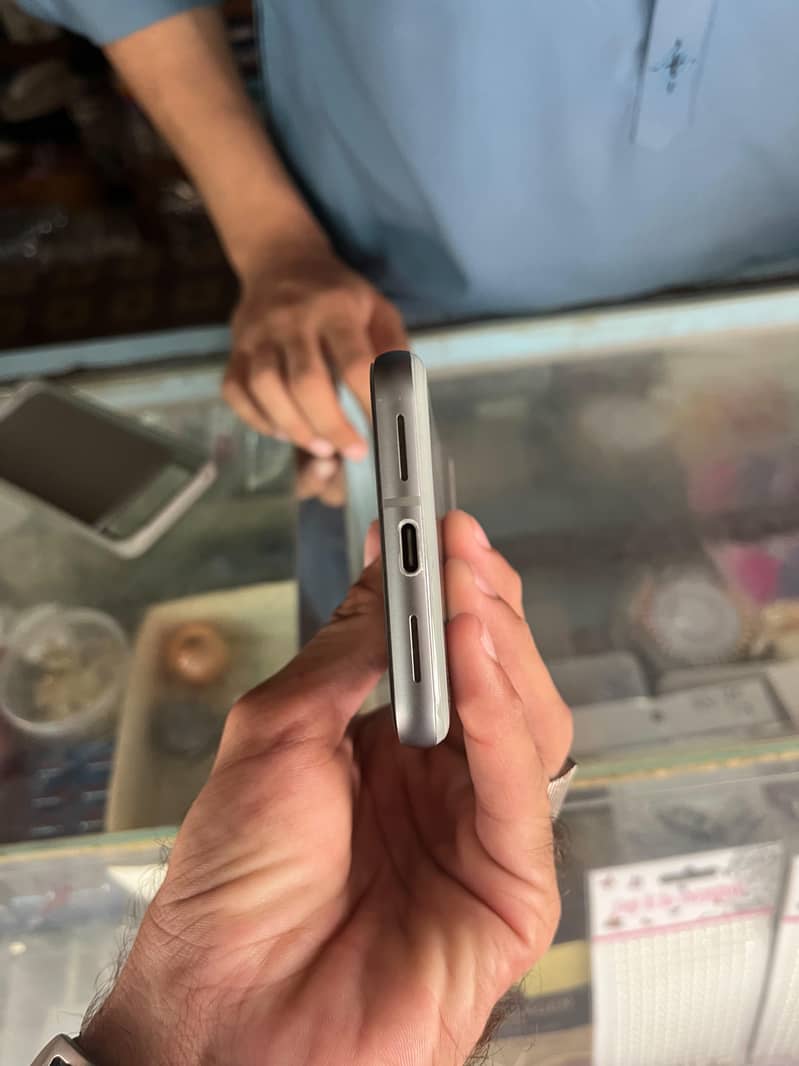 Google Pixel 8 4