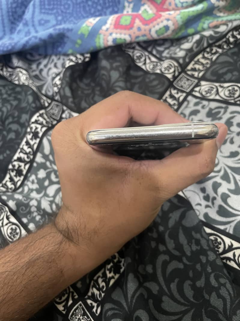 Apple iPhone 11 Pro 4