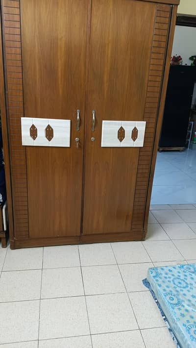 selling of 2 door wardrobe wooden