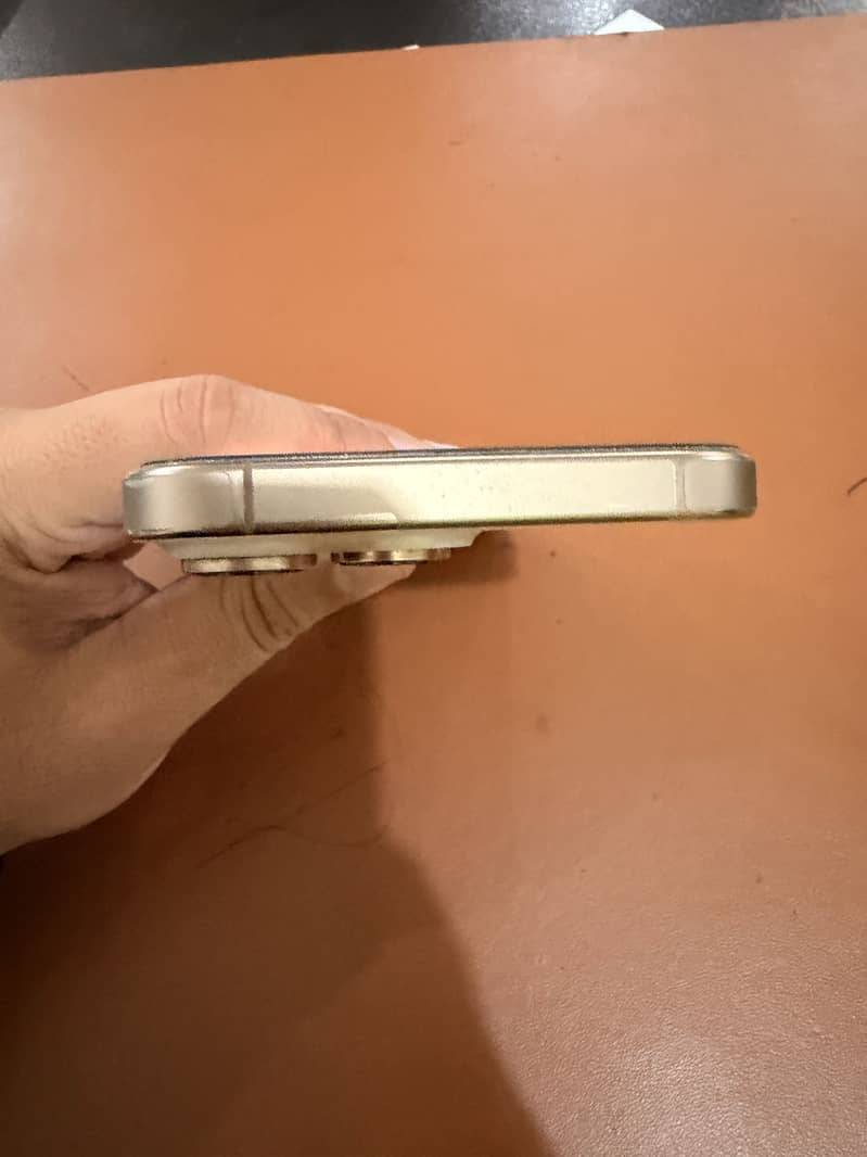 Apple iPhone 16 Pro Max 6