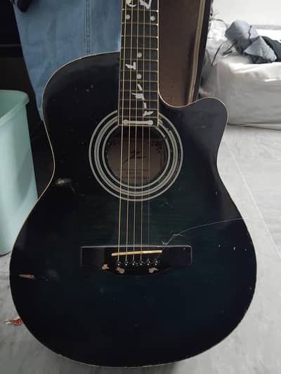 beginner guitar for sale in good condition