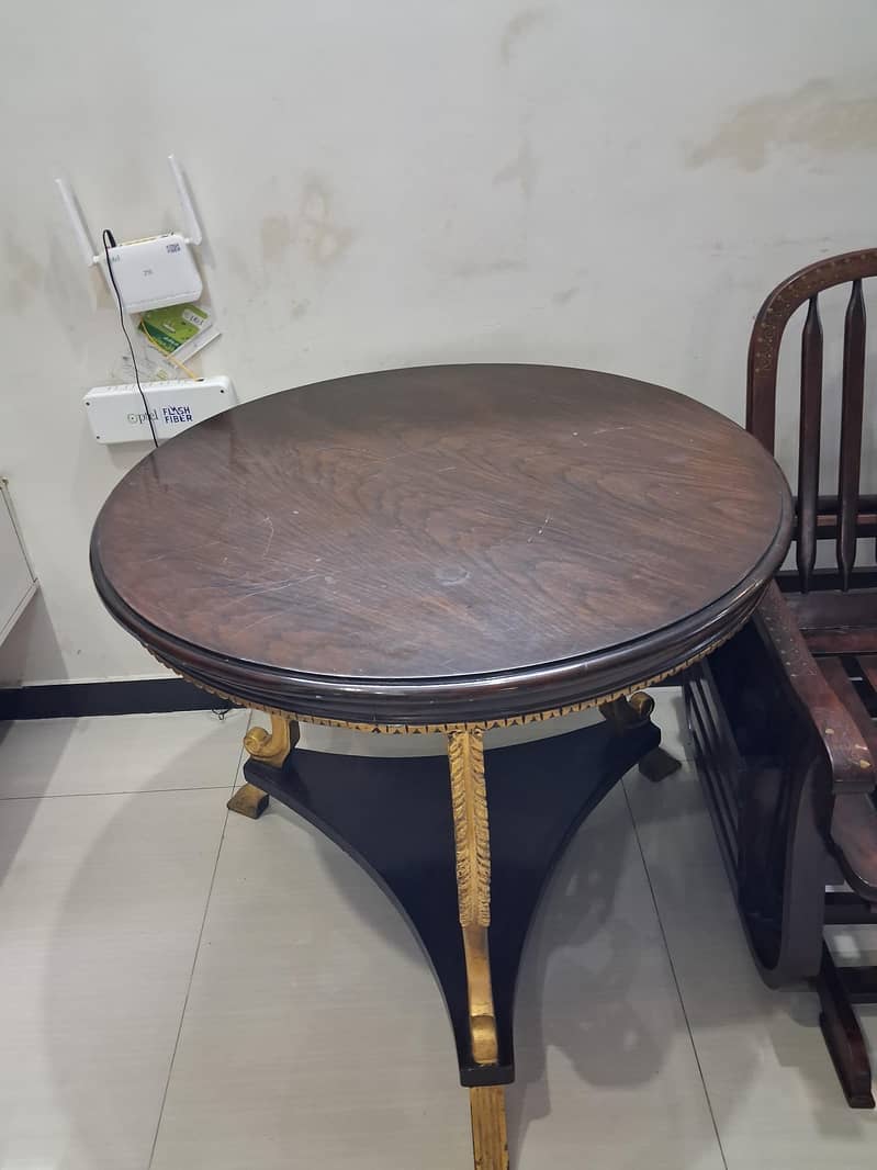 Round Table 0