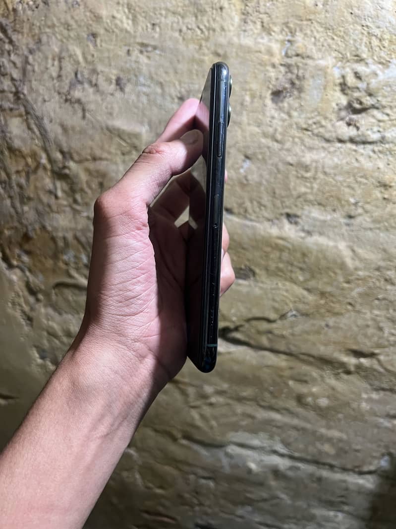 Apple iPhone 11 Pro Max 4