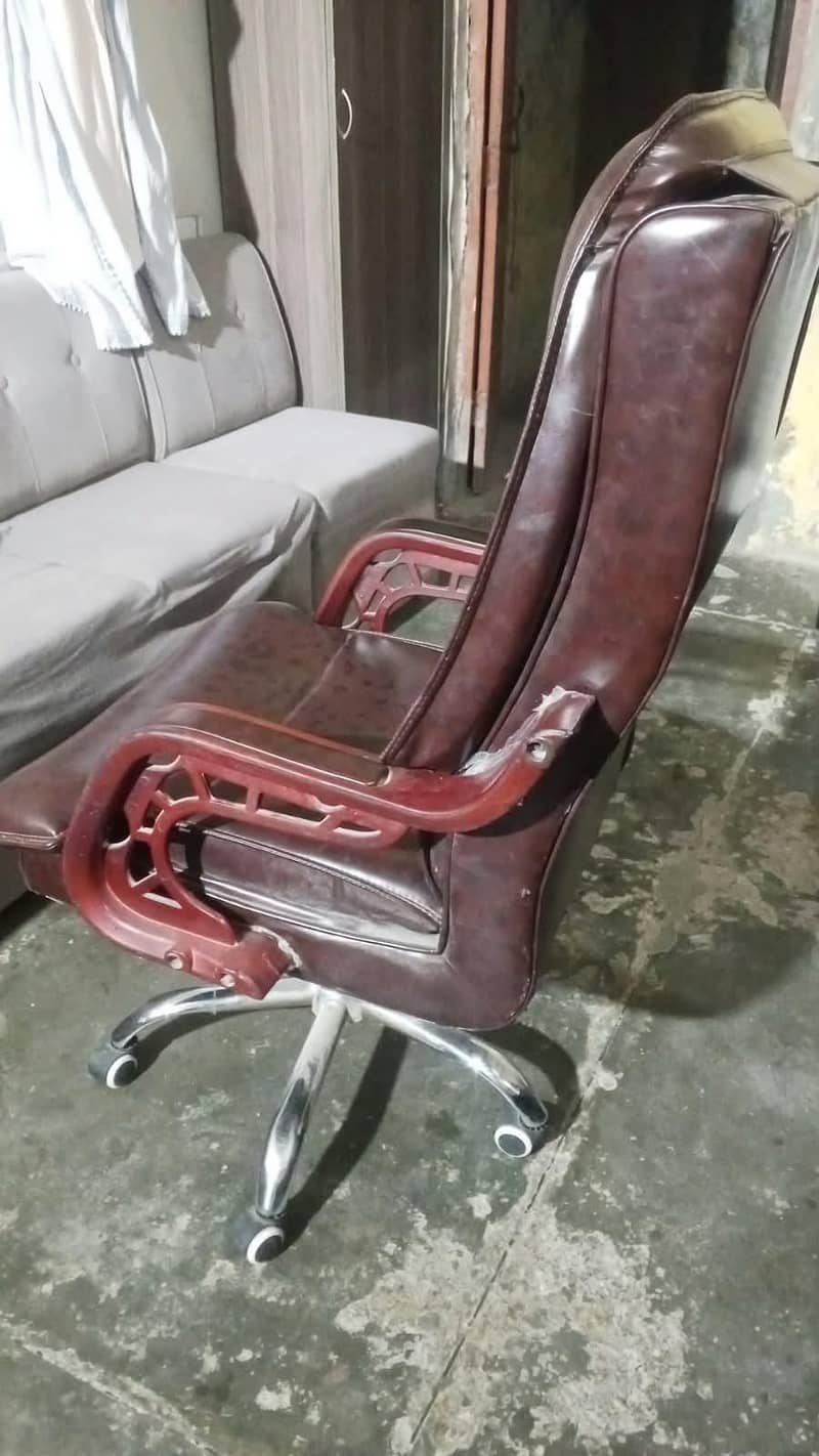 2 adat chair 1