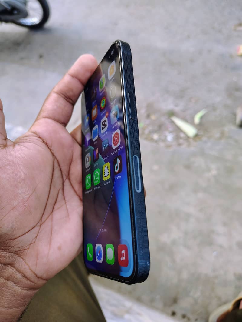Apple iPhone 13 4