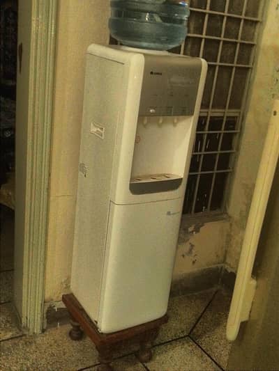 Gree water dispenser (white)