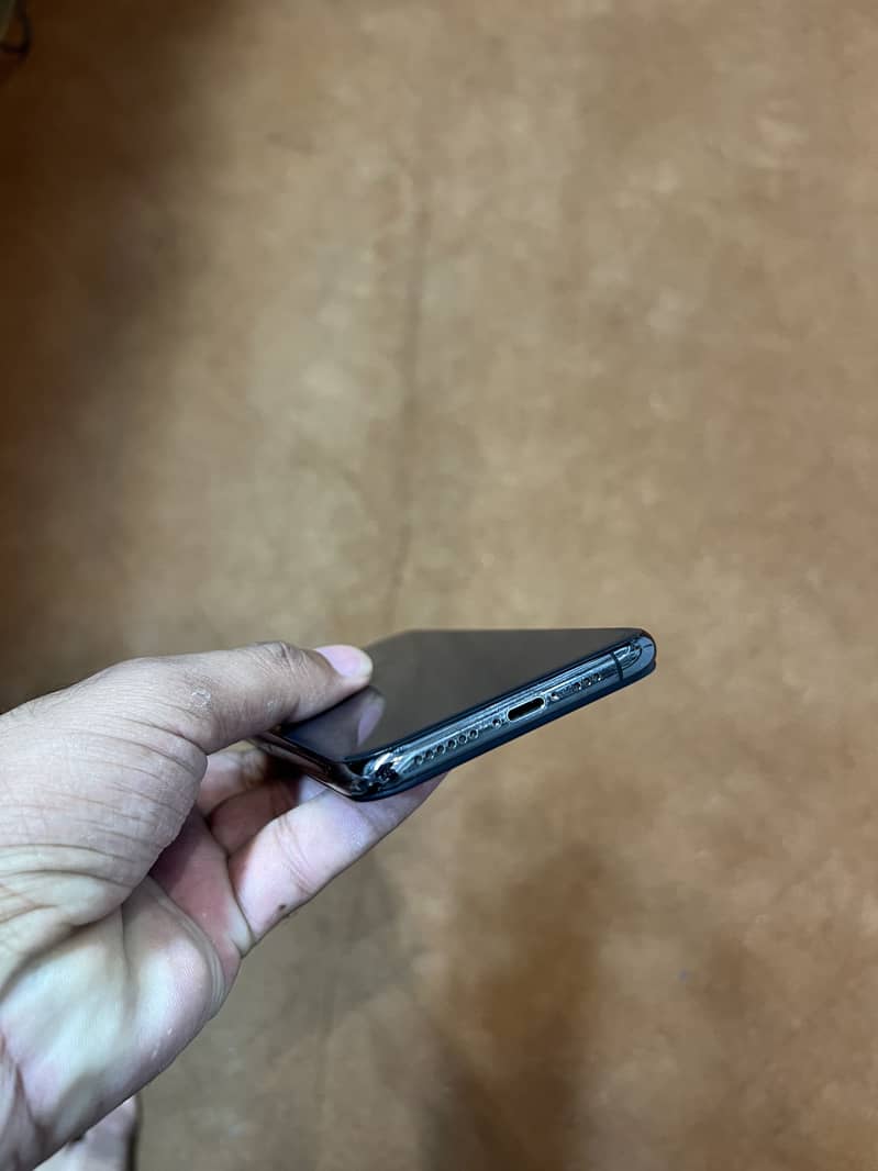 Apple iPhone XS 4