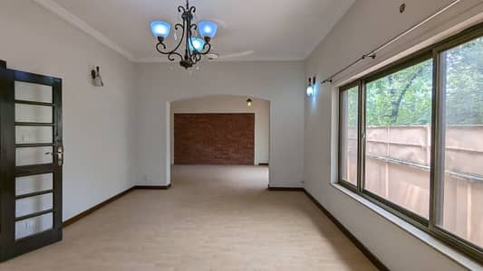 FOR RENT Renovated 7-Bedrooms Triple Storey House F_7/2