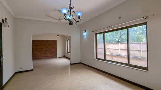 FOR RENT Renovated 7-Bedrooms Triple Storey House F_7/2