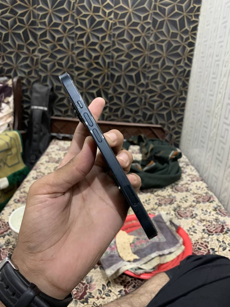 Apple iPhone 13 4