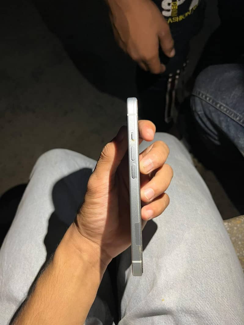 Apple iPhone 15 jv 4