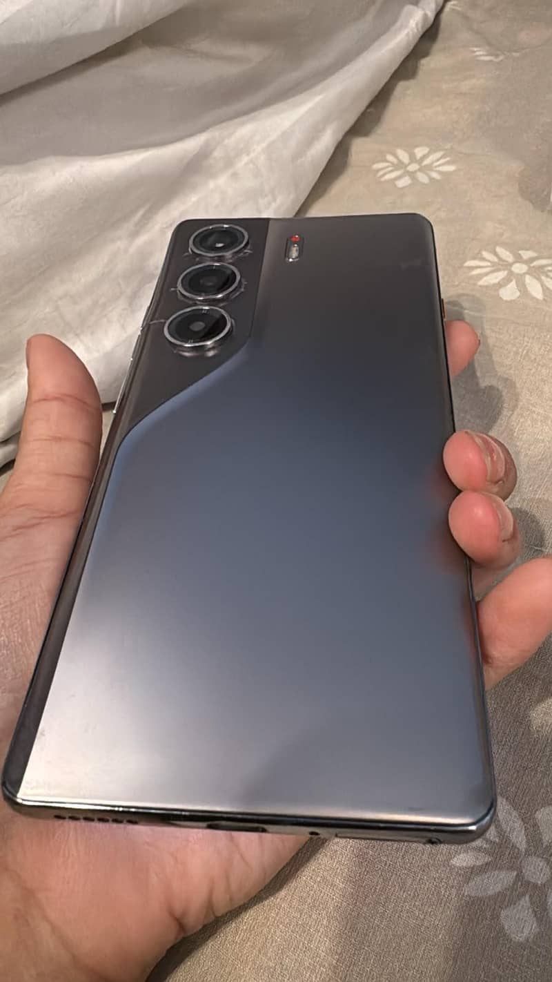 Tecno CAMON 40 Pro (sandy titanium) 4