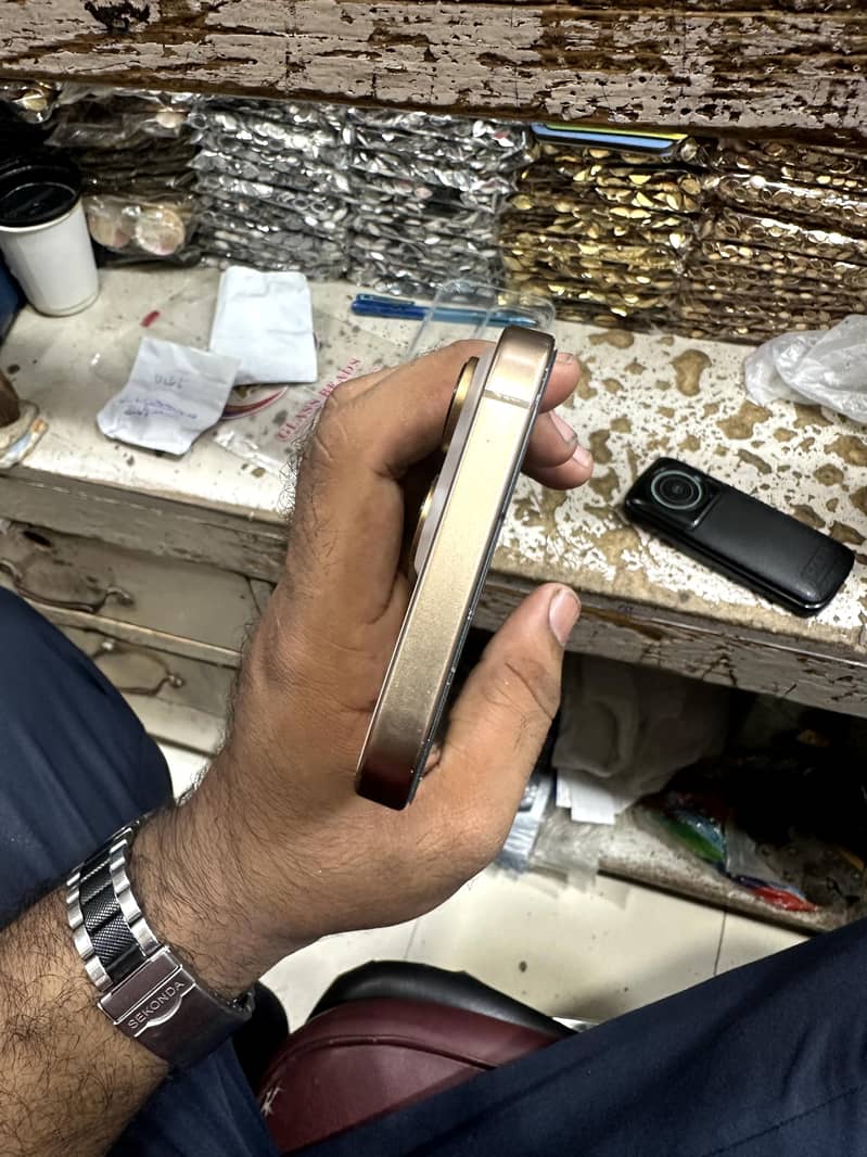 Apple iPhone 16 Pro Max 5