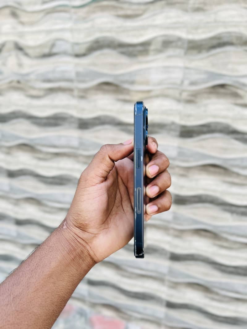 Apple iPhone 15 Pro 2