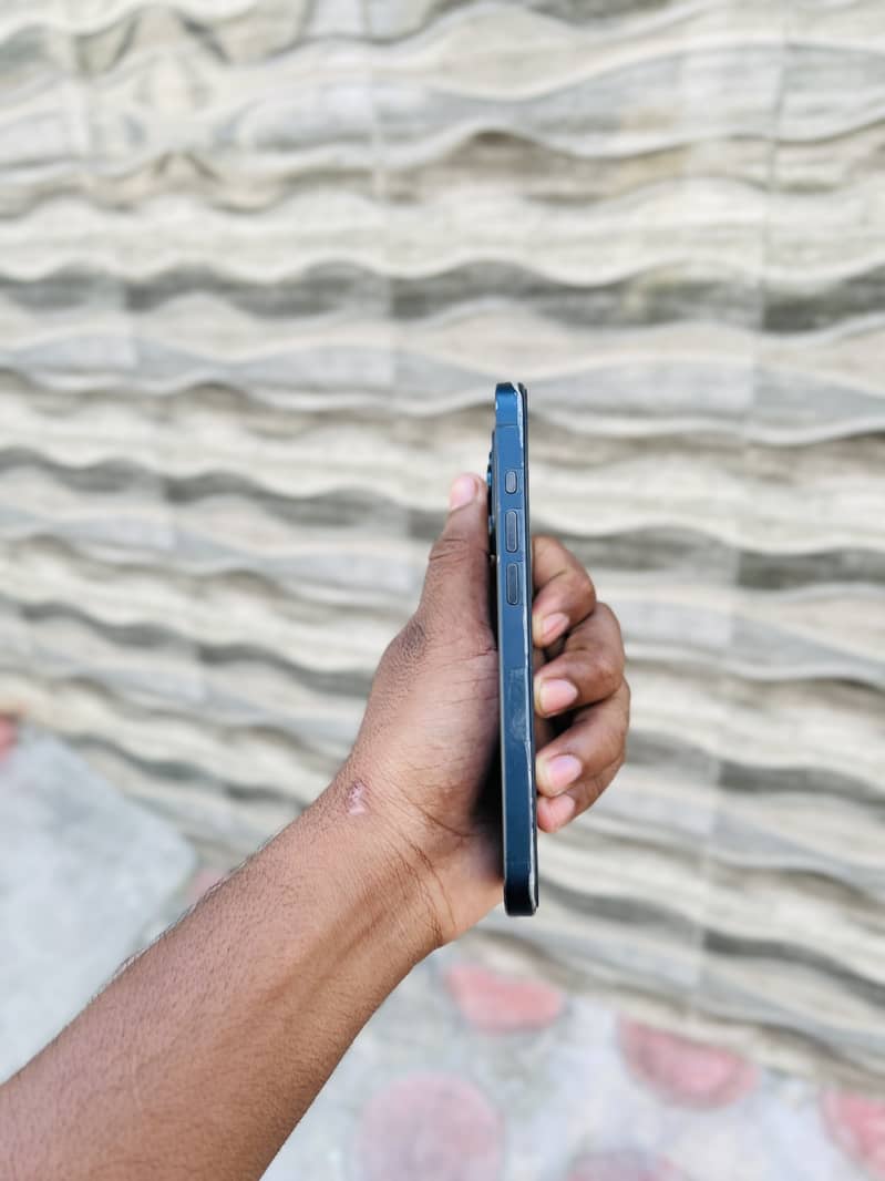 Apple iPhone 15 Pro 3