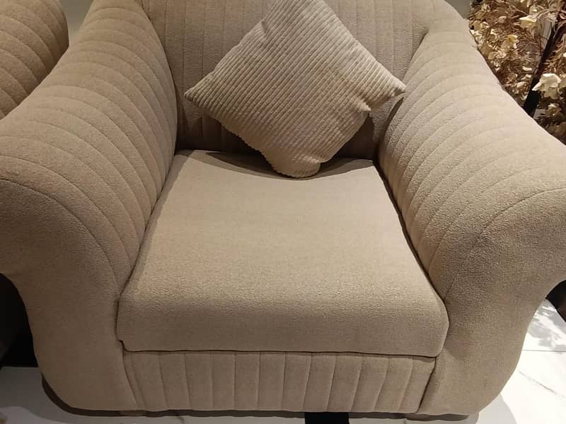 5 Seater extremely comfortable spring based boucle material 2