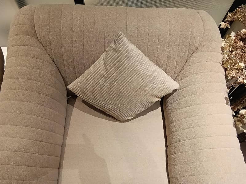 5 Seater extremely comfortable spring based boucle material 3