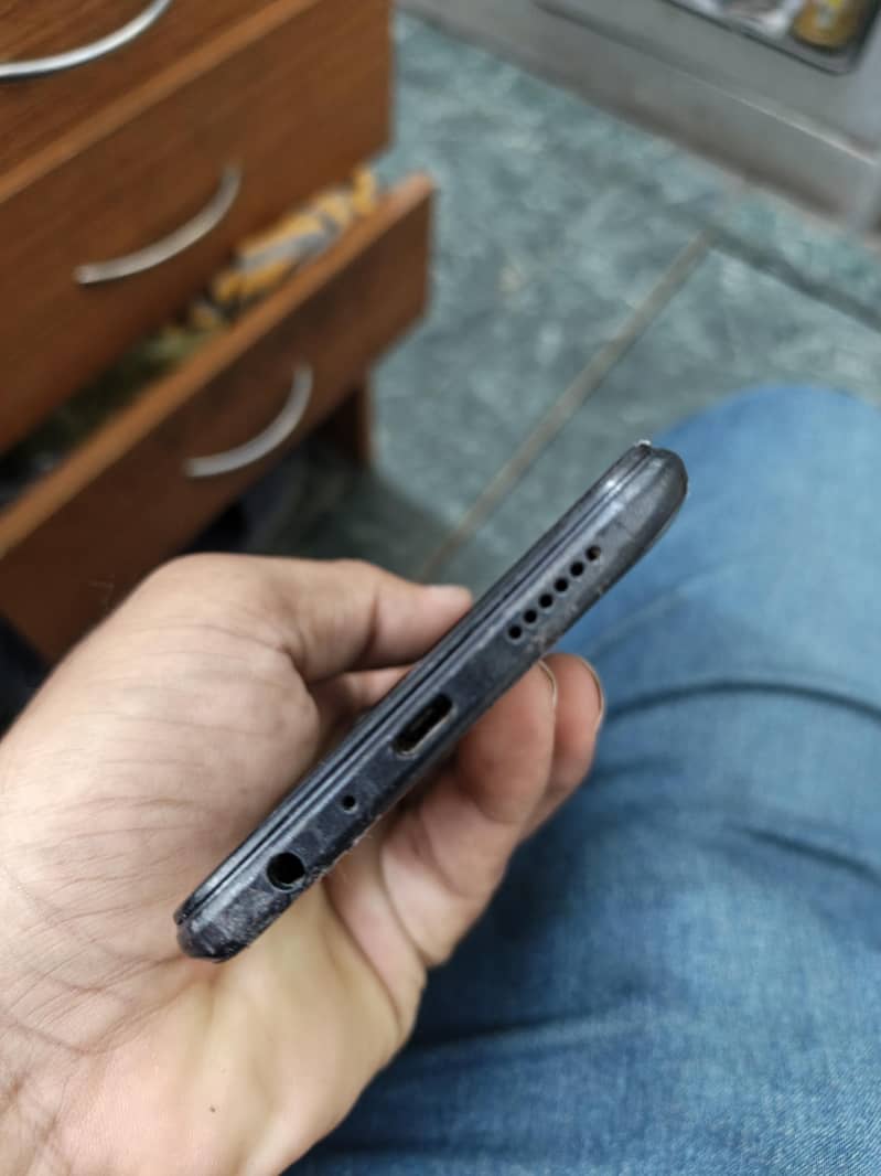 Realme 3 Pro 4